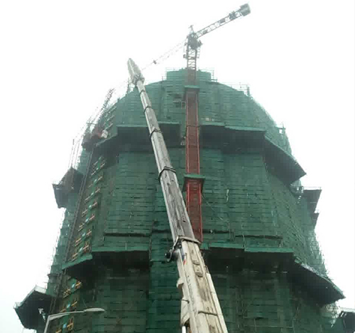 厦门市吊车在工地上作业